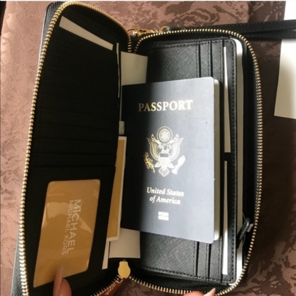 Michael Kors Jet Set Travel Black Wallet Wristlet - Picture 4 of 6